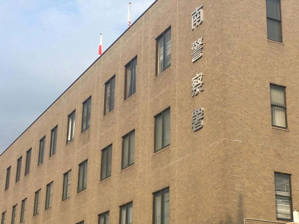 横浜市の路上で警察車両や巡査長に…　公務執行妨害の疑いで１８歳の男を逮捕　グループで取り囲む